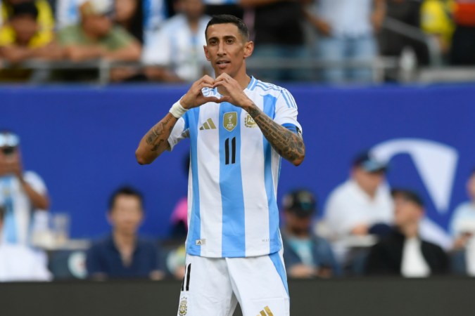 Ángel Di María (11) celebra tras anotar el gol de Argentina en la victoria 1-0 ante Ecuador, el domingo 9 de junio de 2024, en Chicago. (AP Foto/Paul Beaty).