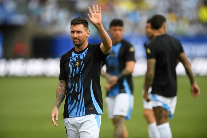 Lionel Messi de Argentina saluda a la multitud antes de un partido amistoso de fútbol internacional contra Ecuador el domingo 9 de junio de 2024 en Chicago. (Foto AP/Paul Beaty)