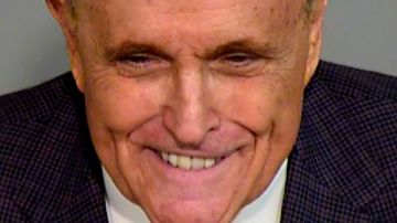 Procesan a Rudy Giuliani, exalcalde de Nueva York, por injerencia electoral en Arizona: foto policial