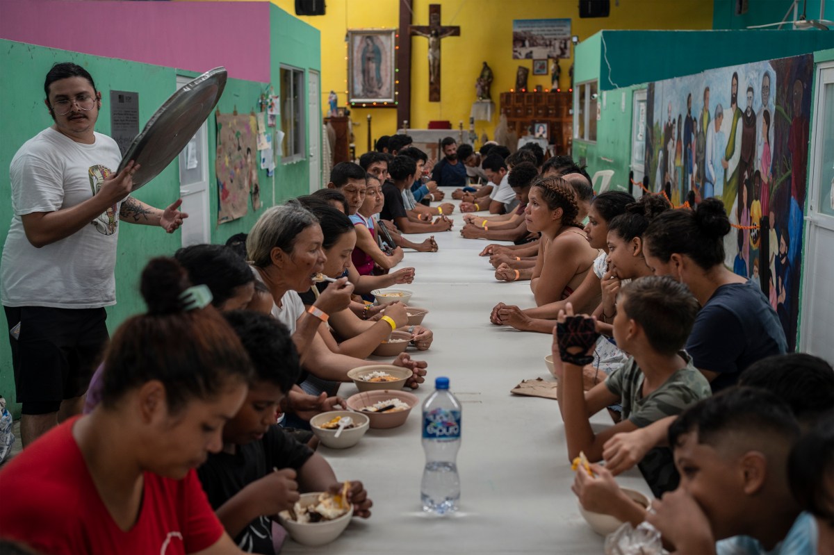 Mayoría de estadounidenses, incluyendo latinos, apoyan deportación masiva, según encuesta
