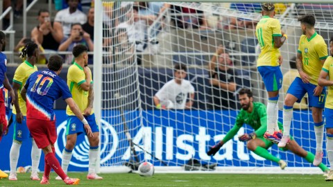 Christian Pulisic ejecuta un tiro libre para poner la igualdad de Estados Unidos ante Brasil.