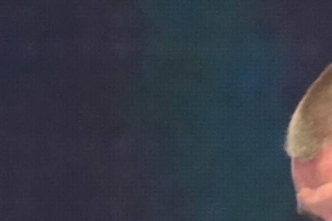 El ex mariscal de campo de los New England Patriots, Tom Brady, derecha, abraza al ex receptor Wes Welker cerca del ex ala cerrada Rob Gronkowski, izquierda, durante las ceremonias de incorporación al Salón de la Fama de los Patriots para Brady en el estadio Gillette, el miércoles 12 de junio de 2024, en Foxborough, Mass.(AP Photo/Steven Senne).