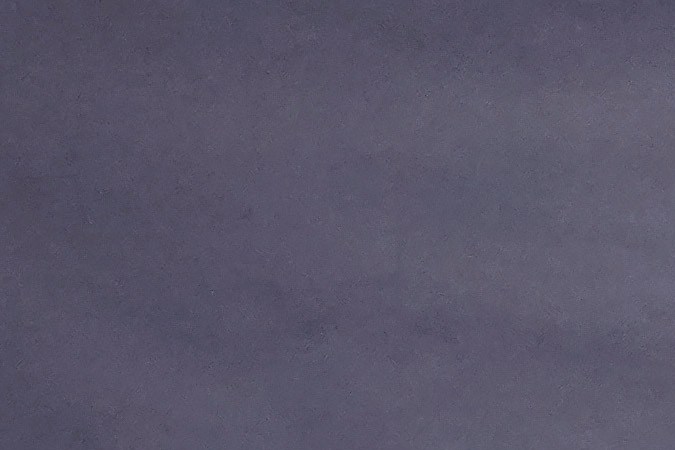 El ex mariscal de campo de los New England Patriots, Tom Brady, derecha, abraza al dueño de los Patriots, Robert Kraft, después de ponerse la chaqueta roja del Salón de la Fama de los Patriots durante las ceremonias de inducción de Brady en el estadio Gillette, el miércoles 12 de junio de 2024, en Foxborough, Massachusetts. (AP Photo/Steven Senne).