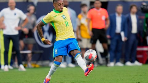 Raphinha controla un balón durante un amistoso ante Estados Unidos.