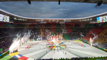 Ceremonia de inauguración de la Eurocopa rindió emotivo homenaje a Franz Beckenbauer