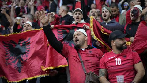 Hinchas de Albania en el partido ante Italia en la Eurocopa 2024.