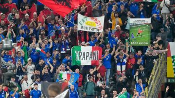 Hinchas de Italia en el partido ante Albania. Foto referencial.