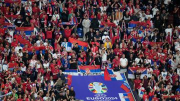 UEFA abrió investigación por supuestos cánticos racistas de la afición de Serbia en la Eurocopa