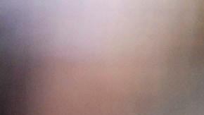 Mookie Betts se queja del dolor mientras es examinado por Dave Roberts y el cuerpo médico de Dodgers.