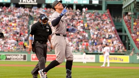 Aaron Judge celebra al pisar el home luego de conectar jonrón ante Boston Red Sox.