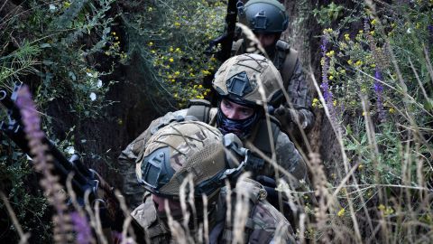 Militares ucranianos de la 141.a brigada toman posición en una trinchera en la línea del frente en la región de Zaporizhzhia, Ucrania.