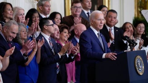 El presidente Joe Biden habla durante un evento que conmemora el 12º aniversario del programa de Acción Diferida para los Llegados en la Infancia, en el Salón Este de la Casa Blanca en Washington, el martes 18 de junio de 2024.