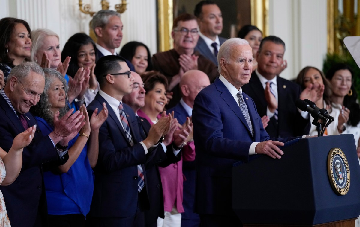 Plan de regularización de Biden: Trump lo acusa de “invasión” mientras que ONG de migrantes celebran