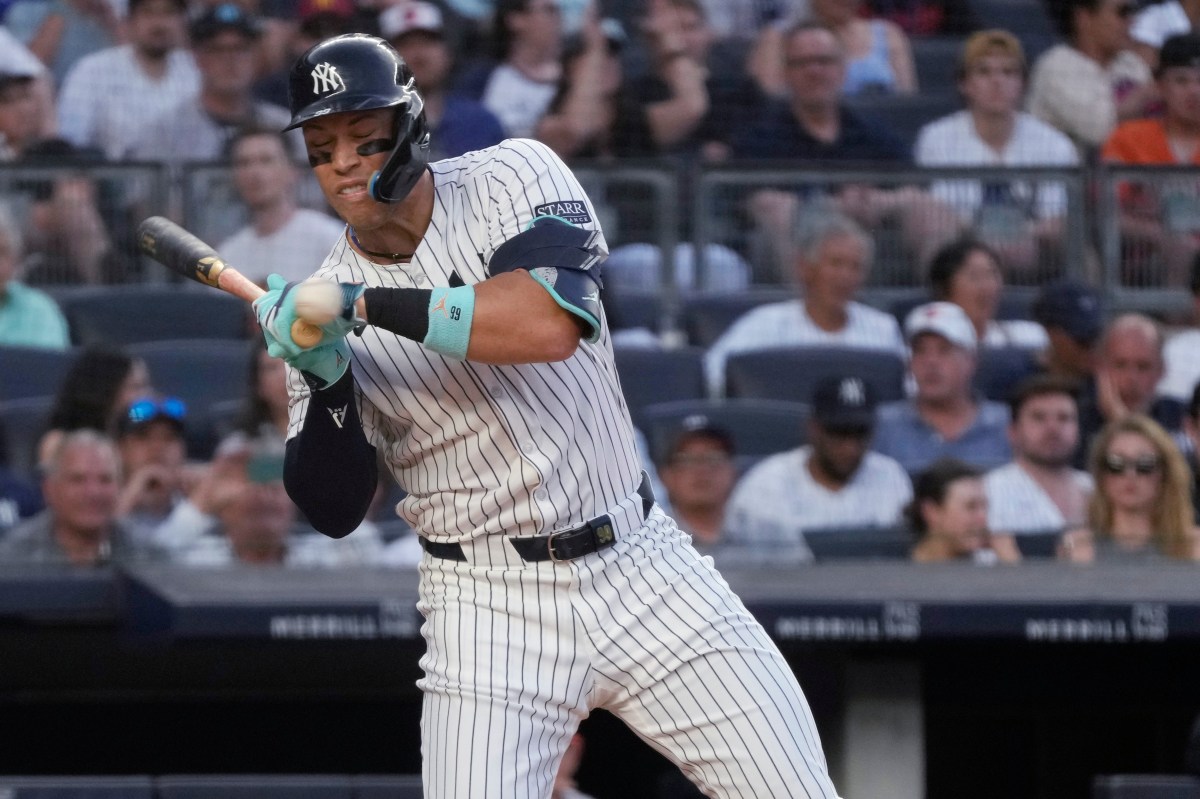 Se encienden las alarmas: Aaron Judge dejó juego de Yankees al recibir pelotazo en su mano izquierda