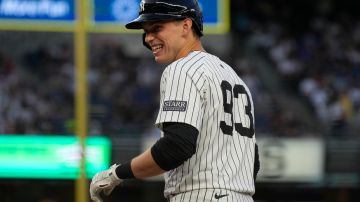 Ben Rice sonríe luego de conectar con Yankees su primer hit en Grandes Ligas.