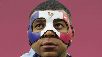 Mbappé entrenó con máscara protectora previo al duelo entre Francia y Países Bajos