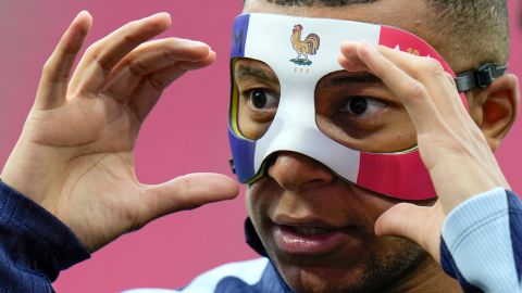 Mbappé con la máscara facial con los colores de la bandera francesa.