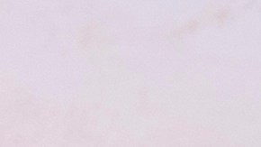 Un hombre se toma el tiempo para refrescarse quitándose los zapatos, bebiendo agua y sentándose frente a un ventilador.