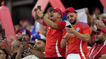 Fans chilenos en la Copa América 2024. (AP Photo/Tony Gutierrez).