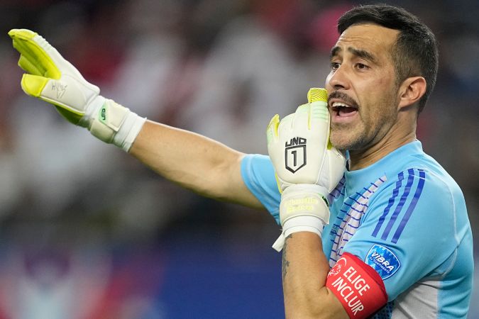 Claudio Bravo durante la Copa América 2024 con Chile. Photo/Tony Gutierrez. / AP.