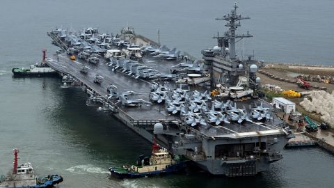 El Theodore Roosevelt (CVN 71), un portaaviones de propulsión nuclear, está anclado en Busan, Corea del Sur.