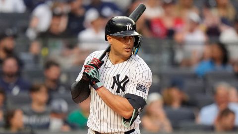 Giancarlo Stanton durante un encuentro ante Atlanta Braves.