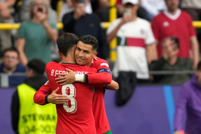 Cristiano Ronaldo y Bruno Fernandes celebrando el 3-0 ante Turquía.