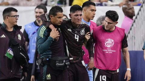 Edson Álvarez sale entre lágrimas del NRG Stadium. (AP Photo/Kevin M. Cox).