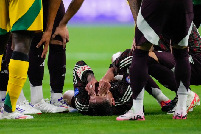 Edson Álvarez se lleva las manos a la cara tras sufrir una lesión a los 28 minutos. (AP Photo/David J. Phillip).