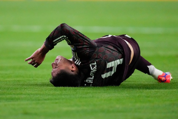 Edson Álvarez hace una mueca de dolor durante un partido de fútbol del Grupo B de la Copa América contra Jamaica en Houston, Texas, el sábado 22 de junio de 2024. (Foto AP/David J. Phillip).