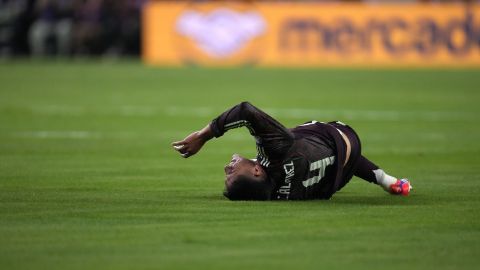 Edson Álvarez lesionado con México en el debut en Copa América. Photo/David J. Phillip.