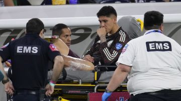 Edson Álvarez retirado en camilla tras lesión en el NRG Stadium. Photo/David J. Phillip).