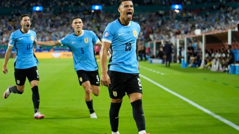 Maximiliano Araújo (C) celebra el primer gol de Uruguay ante Panamá.