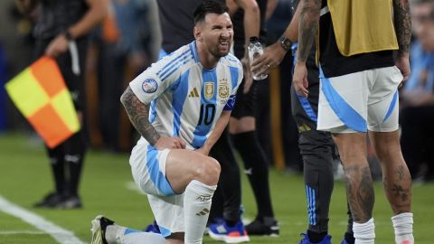 Messi se vio algo adolorido en pleno encuentro ante Chile.