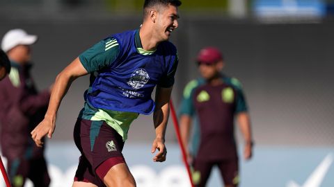 César Montes durante un entrenamiento con la selección de México.