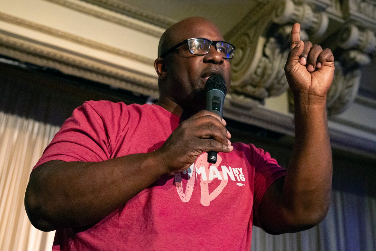 Jamaal Bowman, de izquierda demócrata derrotado en primarias de Nueva York, candidato apoya la causa palestina