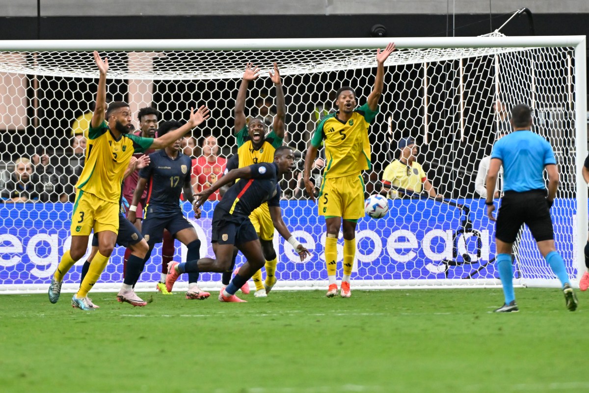 Polémica: Penal no sentenciado sobre Jamaica pudo haber representado empate ante Ecuador [Video]