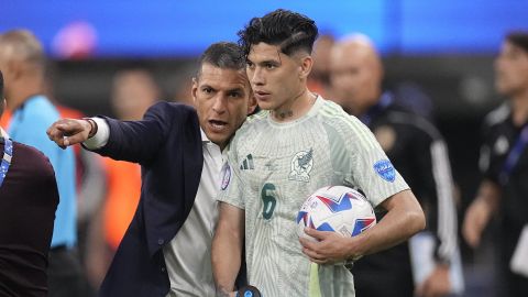 Jaime Lozano habla con Gerardo Arteaga durante un partido de fútbol del Grupo B de la Copa América. Photo/Mark J. Terrill.