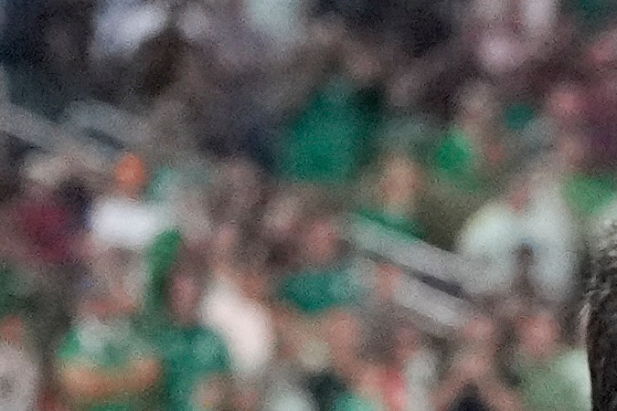 Jon Aramburu celebra en la cara de Alexis Vega. Photo/Mark J. Terrill.