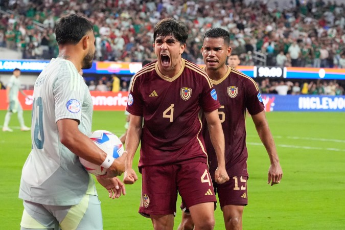 Jon Aramburu celebra en la cara de Alexis Vega. Photo/Mark J. Terrill.