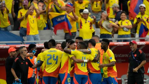 Colombia goleó a Costa Rica y alargó su invicto.