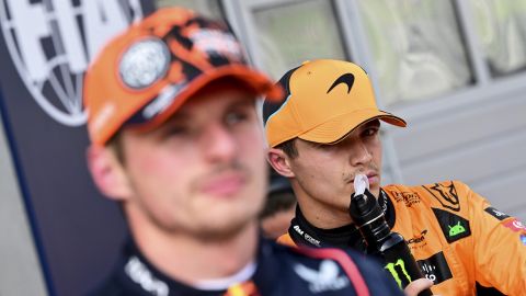 Lando Norris observa a Max Verstappen.