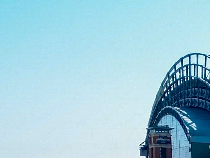 Varias personas resultaron heridas el sábado 29 de junio de 2024, cuando una escalera mecánica falló en el estadio luego de la derrota de los Cerveceros ante los Cachorros de Chicago. Photo/Morry Gash, File. /AP.
