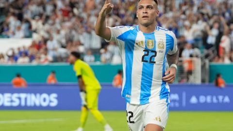 Lautaro Martínez celebra el segundo de sus goles señalando al público presente en el Hard Rock Stadium de Florida.