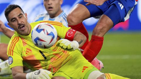 Claudio Bravo en partido contra Argentina por la Copa América 2024. Foto: Julia Nikhinson.