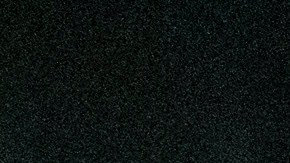 El presidente Joe Biden, izquierda, habla por teléfono mientras camina hacia el Air Force One en la Base de la Fuerza Aérea McGuire.