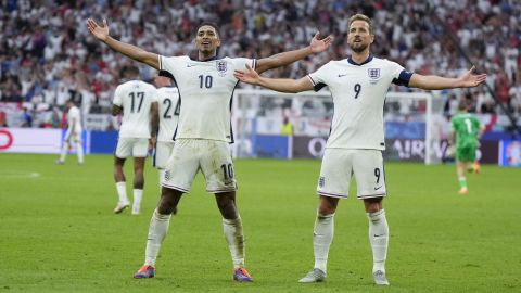 Jude Bellingham celebra su gol con Harry Kane.