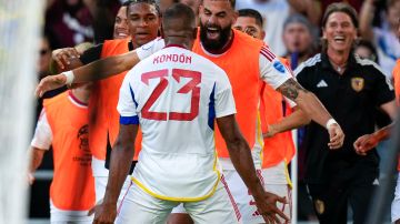 Salomón Rondón (#23) festeja el segundo gol de Venezuela al abrazar al defensor central John Chancellor.