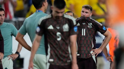 Jugadores de México muestran su frustración tras su eliminación de la Copa América.