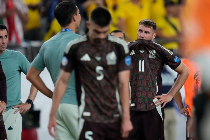 Jugadores de México muestran su frustración tras su eliminación de la Copa América.
